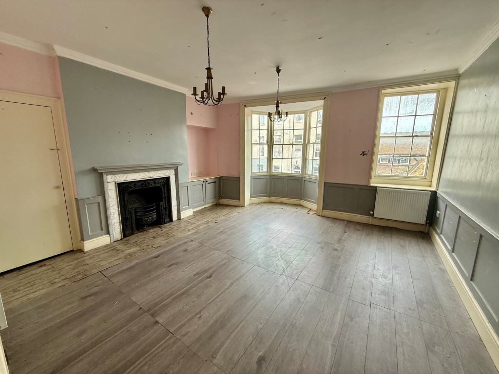 Lot: 88 - VACANT FOUR STOREY PROPERTY IN TOWN CENTRE - Maisonette - first floor - living room